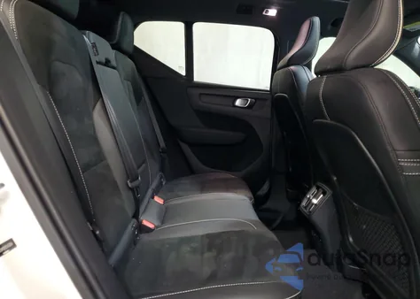 2021 Volvo Xc40 T5 R-Design z USA, uszkodzony, nr VIN YV4162UM2M2545264